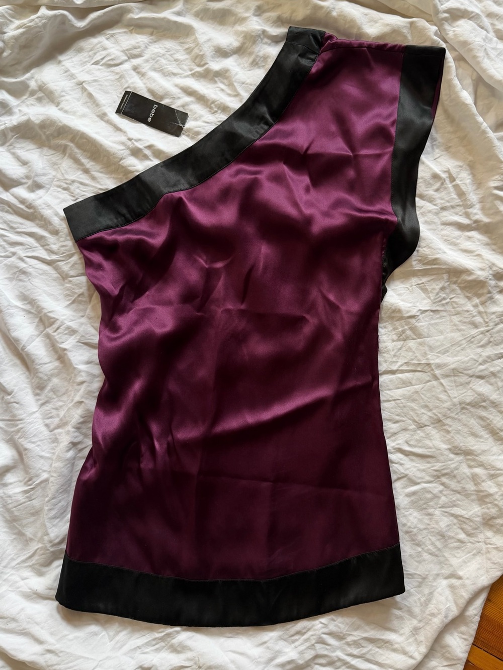 🖤NWT // Vintage bebe Silk One Shoulder Top🖤